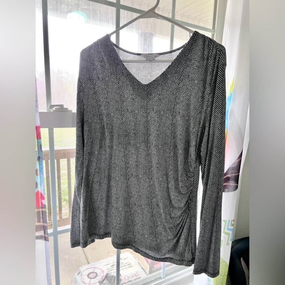 Women’s Liz Claiborne Black & White V-Neck Long Sleeve Top
